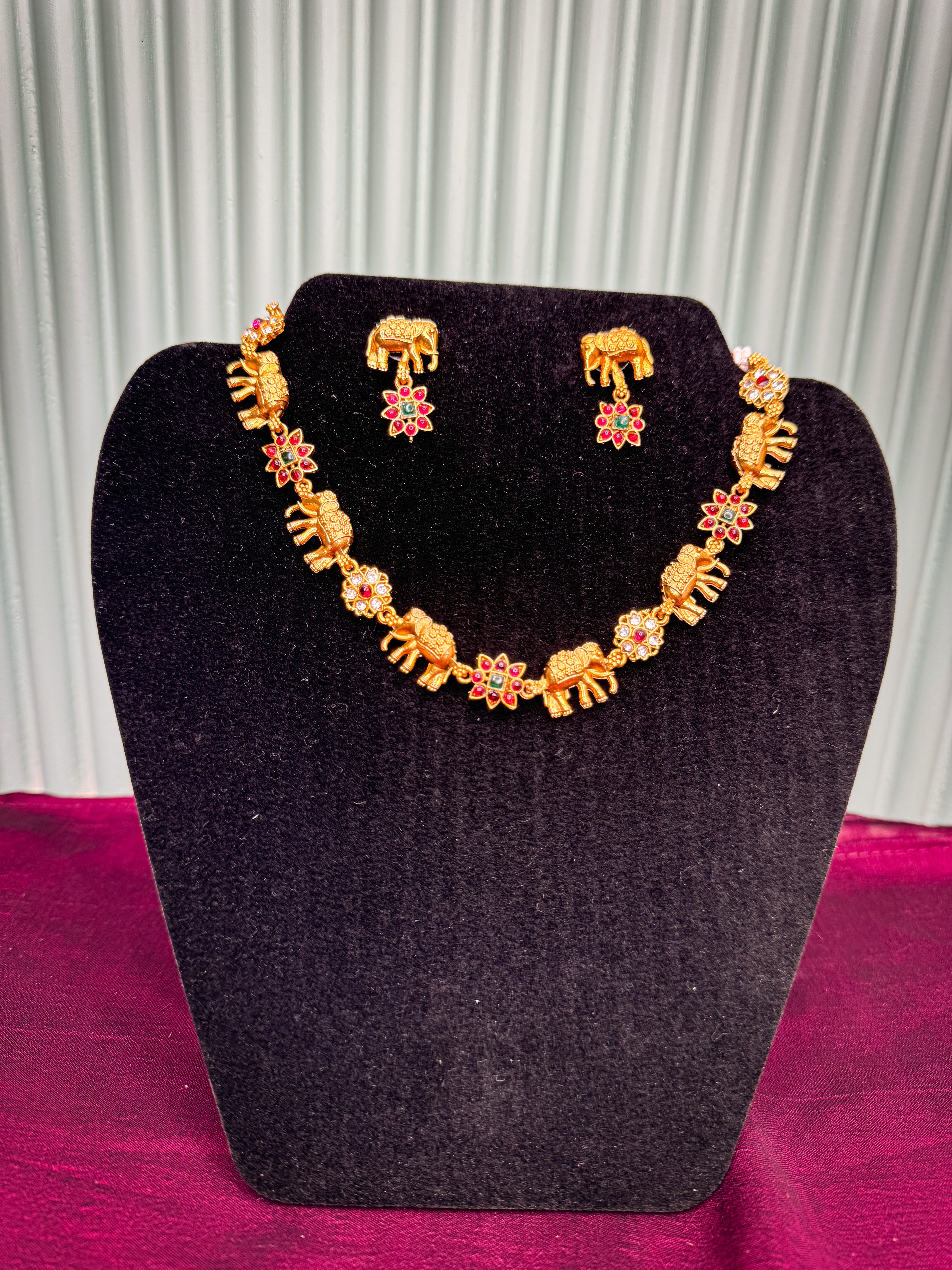 Elegant Elephant Detailed Necklace Set with Earring secondary view