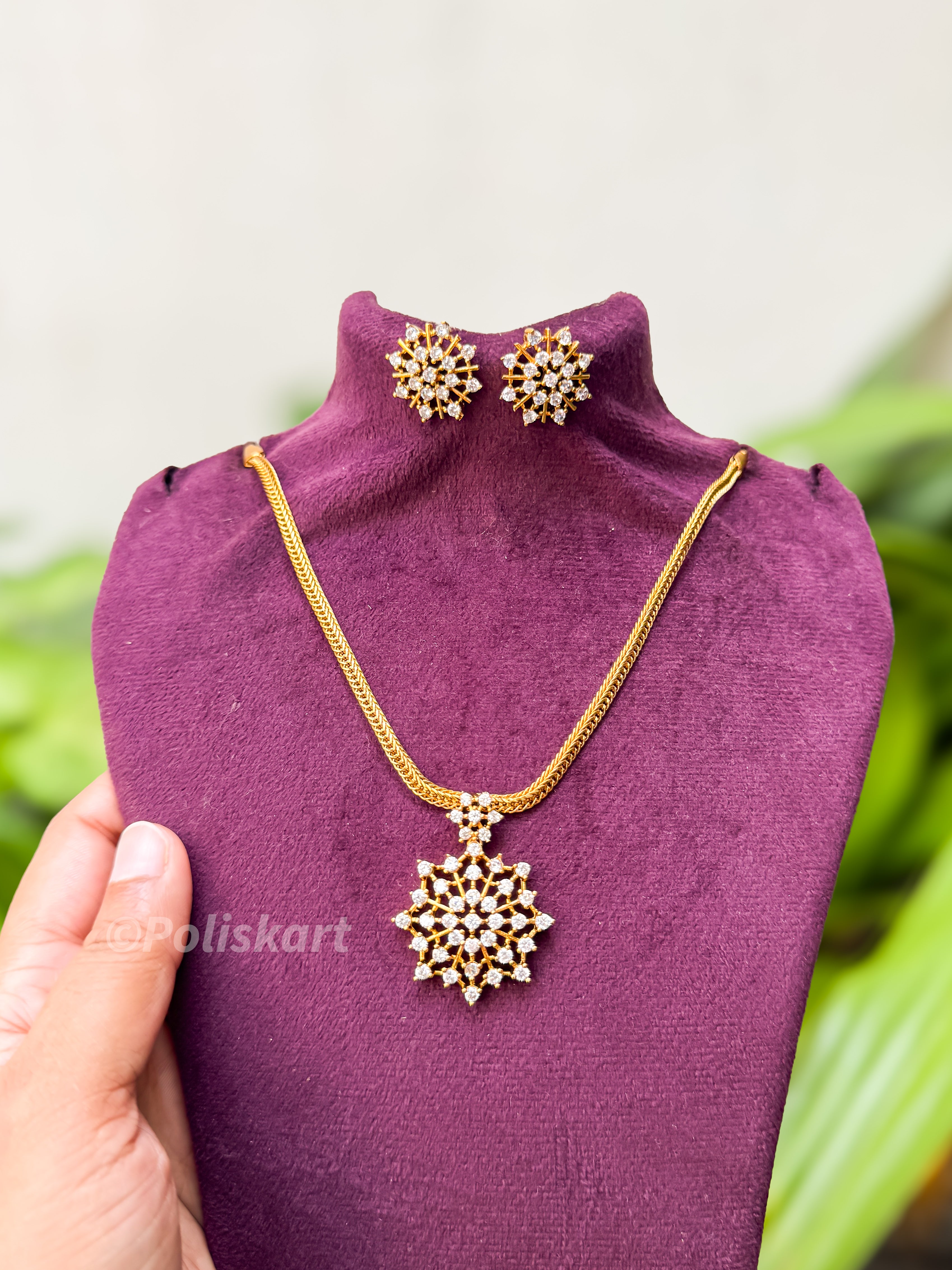 White stone pendant attiagi with earing